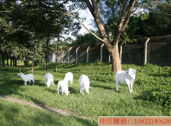 草坪山羊雕塑 玻璃钢仿真动物山羊